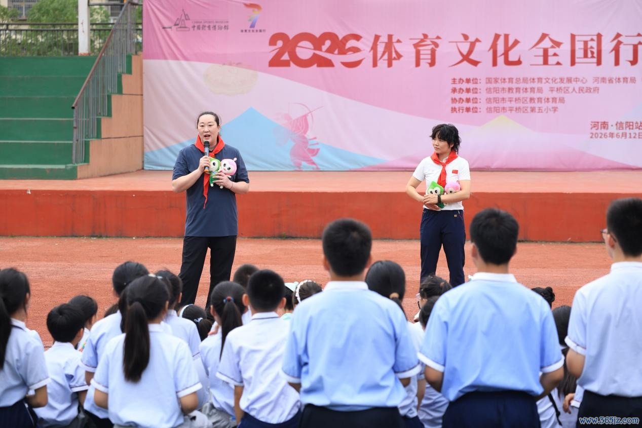 宋妮娜(左)、鲍善菊与学生们调换。图片着手:步履专揽方供图