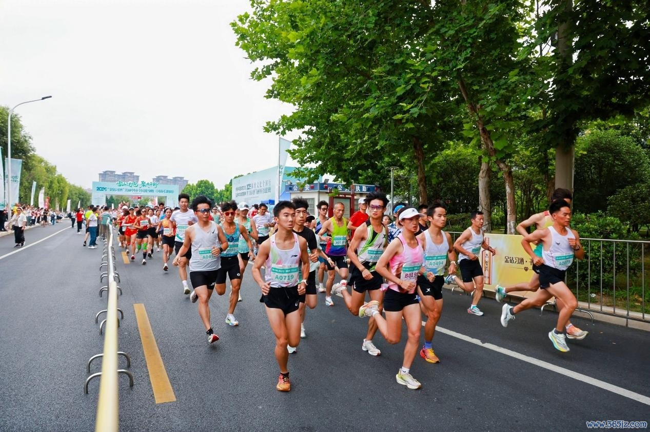插足健身跑的选手们在比赛中。 图片着手:步履专揽方供图